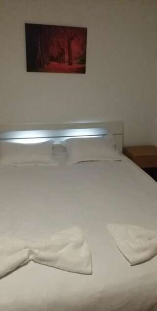 Гостевой дом Casa Tican Бран Номер с кроватью размера «king-size» и видом на горы-5